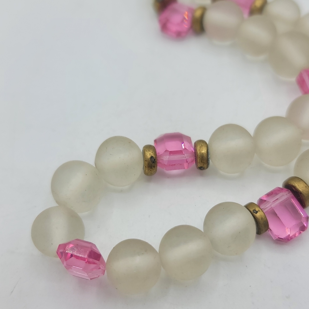 Frosted glass beaded necklace w/ pink faceted accents, brass spacers 80s Vintage - Picture 2 of 13